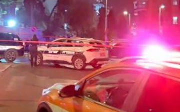 القدس: خبراء المتفجرات يفحصون مركبة في حي "مئة شعاريم" للاشتباه بوجود عبوة ناسفة