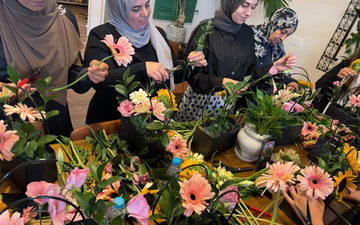 بلدية كفر قرع: مركز أجيال يحتفي بالأمهات بورشة إبداعية لتنسيق الزهور تقديرًا لعطائهن ودورهن في بناء الأسرة والمجتمع
