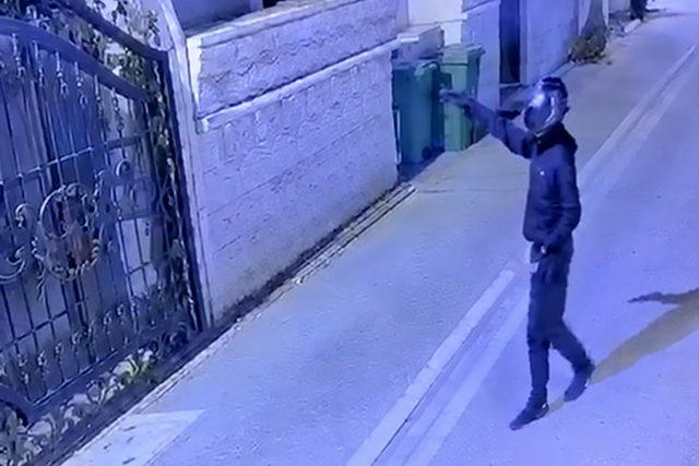 اعتقال مشتبهين من مدينة الطيبة بعد إلقائهما مسدسًا أثناء محاولتهما الفرار وتقديم تصريح مدعٍ عام ضدهما
