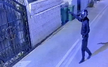 اعتقال مشتبهين من مدينة الطيبة بعد إلقائهما مسدسًا أثناء محاولتهما الفرار وتقديم تصريح مدعٍ عام ضدهما