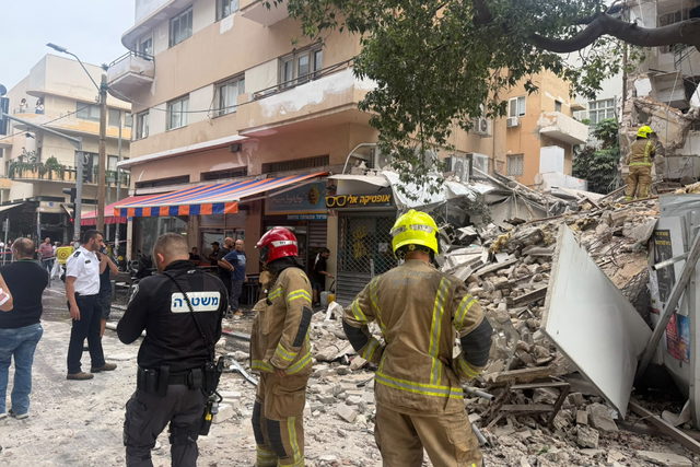 انهيار جزء من مبنى قيد الترميم في تل أبيب وإنقاذ 3 عمال بناء