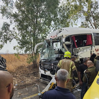 الشمال: مصرع سائق حافلة وإصابة سائق شاحنة بجراح خطيرة و18 آخرين جراء حادث طرق مروع على شارع 91