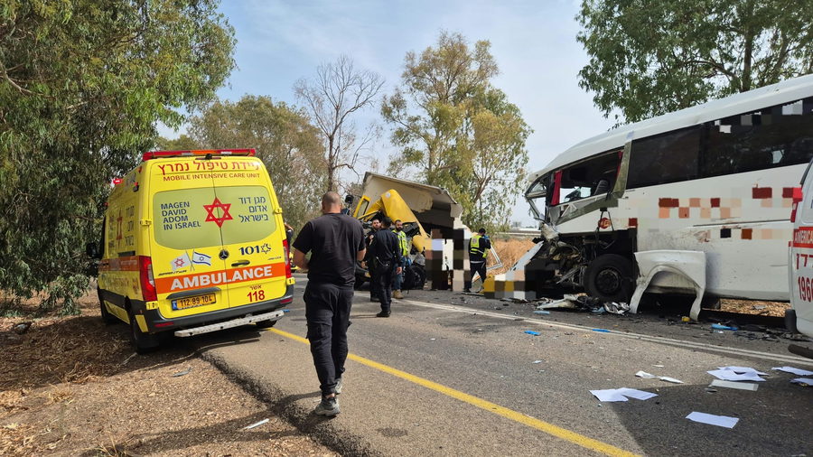 الشمال: مصرع سائق حافلة وإصابة سائق شاحنة بجراح خطيرة و18 آخرين جراء حادث طرق مروع على شارع 91