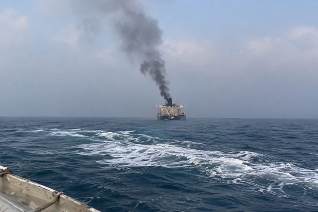 مصادر: الحرس الثوري الإيراني ينشر مشاهد لسفينة تشتعل فيها النيران في مضيق هرمز