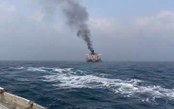 مصادر: الحرس الثوري الإيراني ينشر مشاهد لسفينة تشتعل فيها النيران في مضيق هرمز
