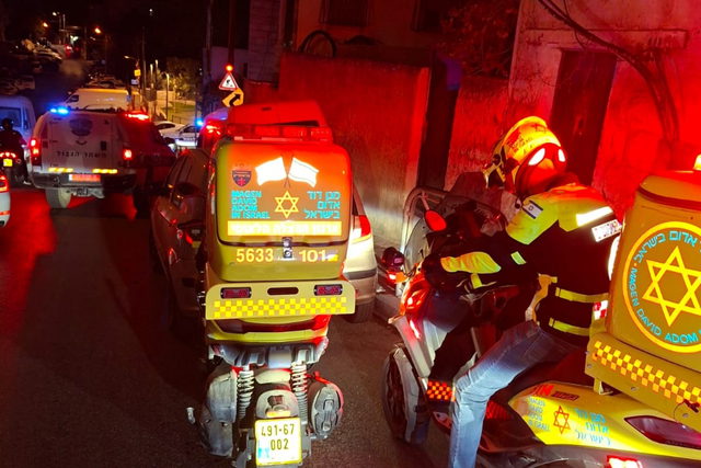 القدس: إصابة حرجة لشاب ومتوسطة لاثنين آخرين في حادثة عنف بحي أبو طور