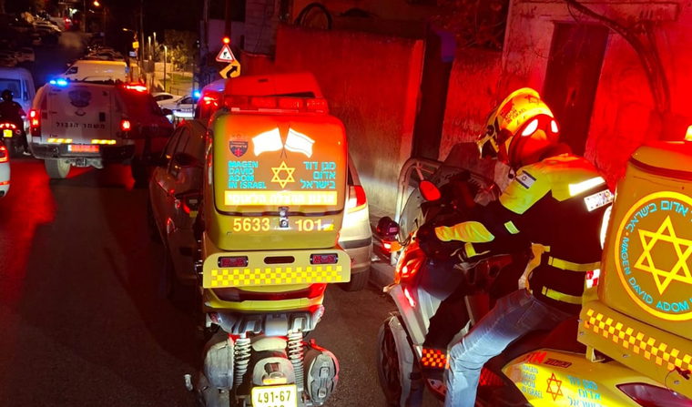 القدس: إصابة حرجة لشاب ومتوسطة لاثنين آخرين في حادثة عنف بحي أبو طور