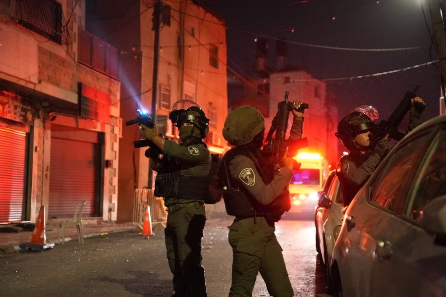 القدس: إضرام النيران في منزل وسيارة خلال أعمال شغب بحي أبو طور في أعقاب جريمة القتل