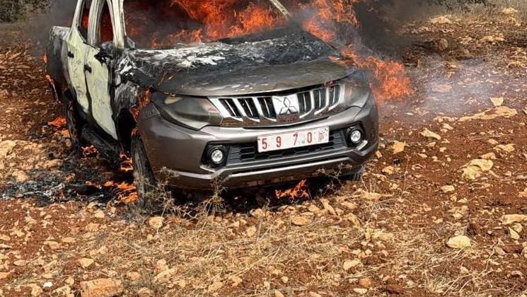 تصاعد اعتداءات المستوطنين في الضفة الغربية: إصابات وإحراق مركبات وملاحقة قاطفي الزيتون