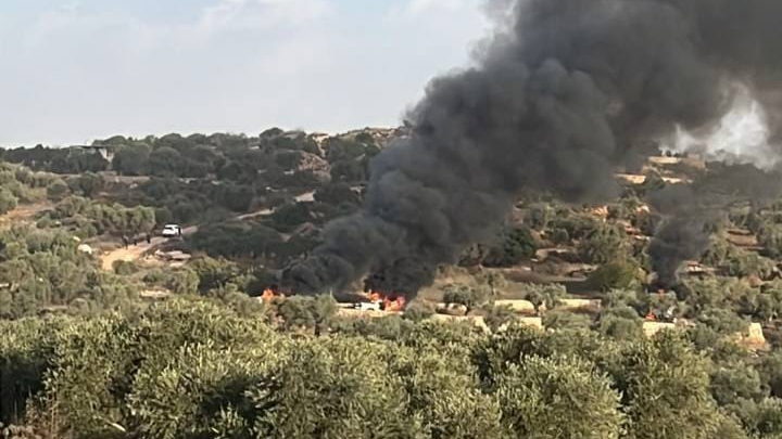 تصاعد اعتداءات المستوطنين في الضفة الغربية: إصابات وإحراق مركبات وملاحقة قاطفي الزيتون