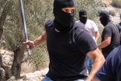«ركلوا رأسه وهتفوا تحيا فرنسا».. تفاصيل اعتداء مستوطنين على وفد أوروبي