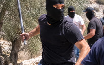 «ركلوا رأسه وهتفوا تحيا فرنسا».. تفاصيل اعتداء مستوطنين على وفد أوروبي