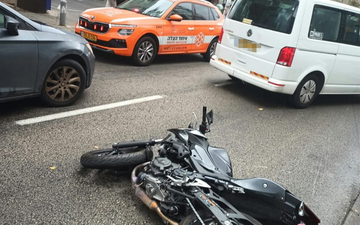 إصابة طفيفة لراكب دراجة نارية (24 عامًا) في حادث تصادم بتل أبيب
