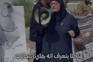 أعضاء حزب “لكلّنا مكان” يشاركون في مظاهرة ببلدة أعزون احتجاجًا على إغلاق المعبر الذي يشلّ حياة سبع بلدات فلسطينية