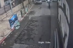لحظات كادت تتحوّل إلى كارثة.. الناصرة: شاب على سكوتر كهربائي كاد يتعرّض لحادث بين حافلتين