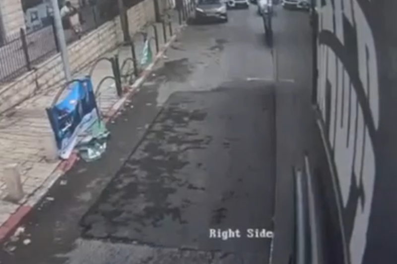 لحظات كادت تتحوّل إلى كارثة.. الناصرة: شاب على سكوتر كهربائي كاد يتعرّض لحادث بين حافلتين