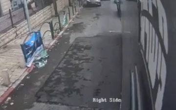 لحظات كادت تتحوّل إلى كارثة.. الناصرة: شاب على سكوتر كهربائي كاد يتعرّض لحادث بين حافلتين