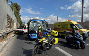 إصابة شخصين في حادث طرق وقعبين حافلتين على شارع 20 قرب مفرق "كيبوتس غلويوت" - تل ابيب