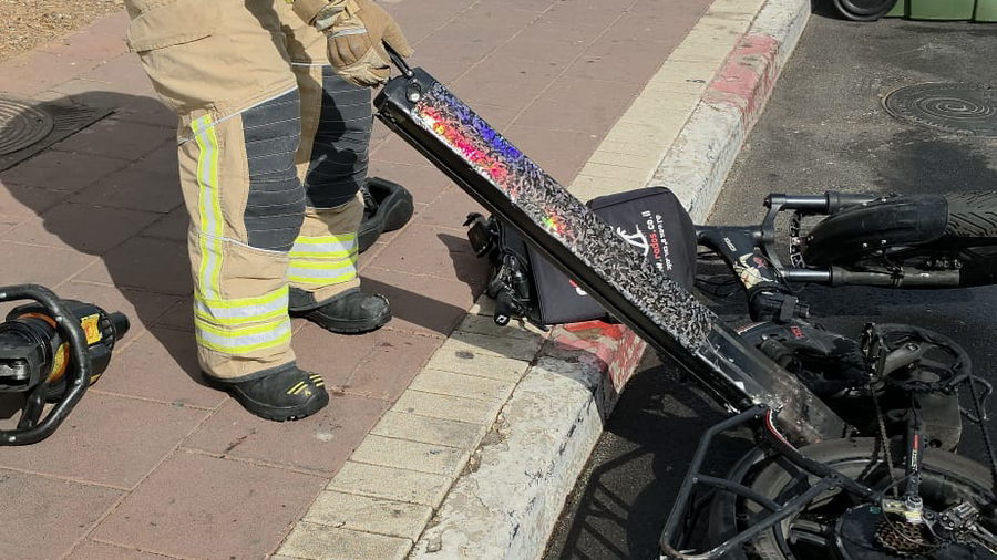 الإطفاء والإنقاذ تحذّر من البطاريات غير المطابقة للمواصفات بعد اشتعال بطارية دراجة كهربائية في رمات غان