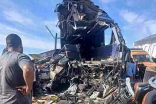 مصر: مصرع 13 شخصًا وإصابة 31 آخرين بحادث تصادم حافلة سياحية بشاحنة