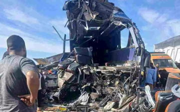 مصر: مصرع 13 شخصًا وإصابة 31 آخرين بحادث تصادم حافلة سياحية بشاحنة