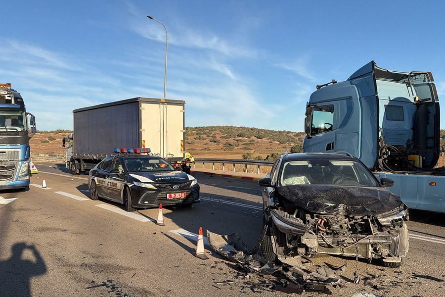 إصابتان إحداها خطيرة من جرّاء حادث طرق وقع بين مركبتين وشاحنة على شارع 35 جنوبيّ البلاد