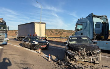 إصابتان إحداها خطيرة من جرّاء حادث طرق وقع بين مركبتين وشاحنة على شارع 35 جنوبيّ البلاد
