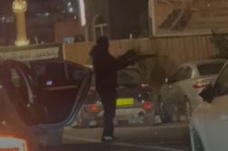 فيديو: إطلاق نار كثيف يستهدف محال تجارية في سخنين وسط ذعر المارة