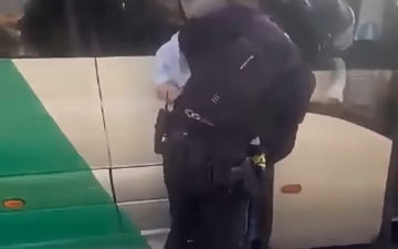 الشرطة تردّ على فيديو اعتقال سائق حافلة في القدس: خالف القانون وعرّض الركاب للخطر