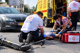 اللّد: إصابة طفل (6 سنوات) بجروح متوسطة إثر اصطدام سيارة بسكوتر كهربائيّ