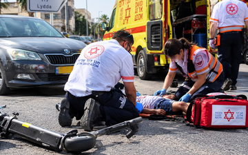 اللّد: إصابة طفل (6 سنوات) بجروح متوسطة إثر اصطدام سيارة بسكوتر كهربائيّ