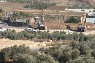 ديرحنا: هدم قاعة الأفراح "سما جاردن" في سهل البلدة