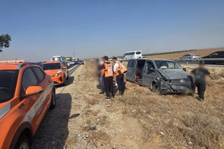 إصابة 3 أشخاص بحادث طرق على شارع 6 قرب مفرق كريات غات