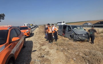 إصابة 3 أشخاص بحادث طرق على شارع 6 قرب مفرق كريات غات