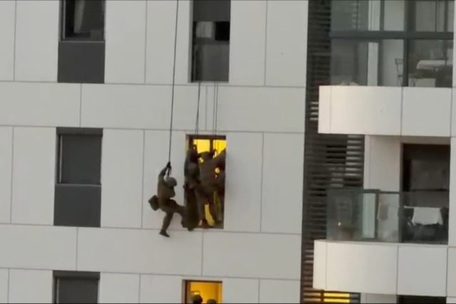 قوات "اليمام" تنقذ امرأة هددت بالقفز من الطابق الحادي عشر عبر إنزال بالحبال