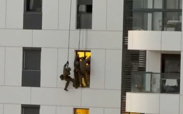 قوات "اليمام" تنقذ امرأة هددت بالقفز من الطابق الحادي عشر عبر إنزال بالحبال