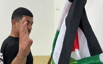 في خطوة وصفت بالاستفزازية.. الشرطة تقتحم مقر الجبهة والقائمة المشتركة في أم الفحم وتصادر الأعلام الفلسطينية