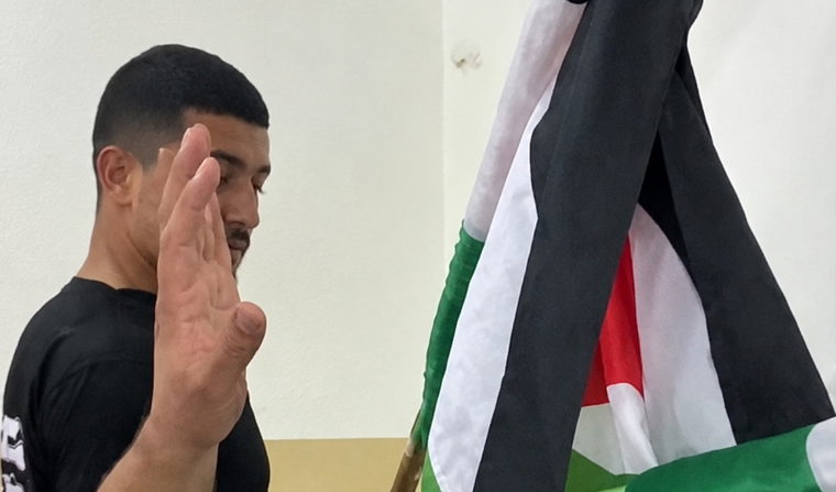 في خطوة وصفت بالاستفزازية.. الشرطة تقتحم مقر الجبهة والقائمة المشتركة في أم الفحم وتصادر الأعلام الفلسطينية