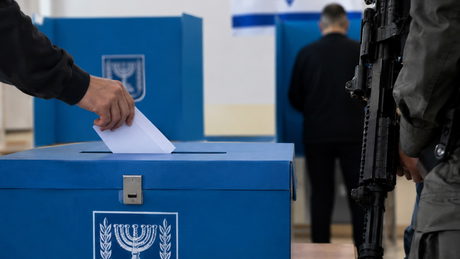 مركز عدالة والقائمة المشتركة يقدمان التماسًا إلى المحكمة العليا للمطالبة بحظر المسؤولين داخل صناديق الاقتراع من حمل السلاح