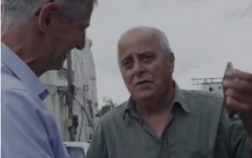 لقاء عابر في شوارع الطيرة، انتهى بحديث مؤثر.