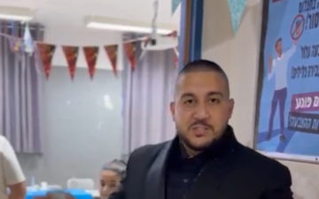 فيديو.. عريس من كفرمندا يقطع حفل زفافه ويتواجد في مركز الاقتراع