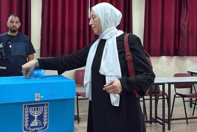إيمان خطيب ياسين: 4 ساعات تفصلنا عن إغلاق الصناديق، والمقعد الثامن يقترب ويقرّب معه رحيل اليمين