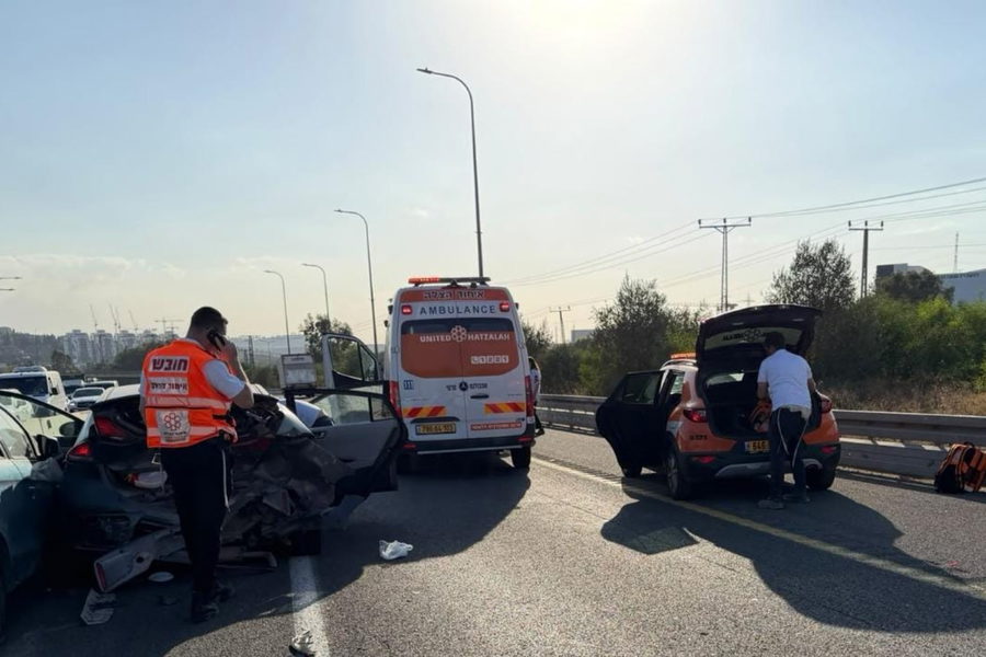 بيت شيمش: إصابة متوسطة واثنتان طفيفتان في حادث طرق بين 3 مركبات