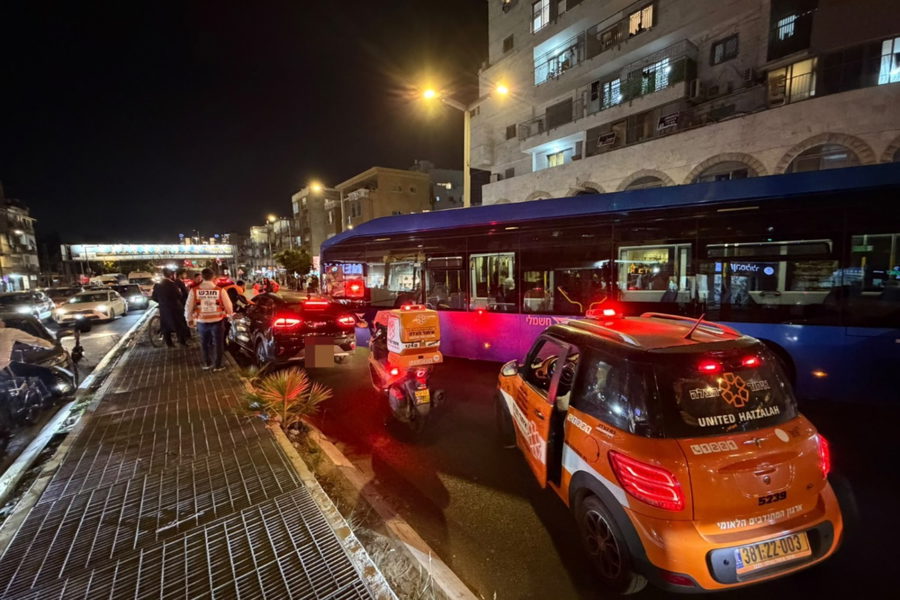 إصابة سائق (64 عامًا)  بحادث تصادم بين حافلة وسيارة في بني براك