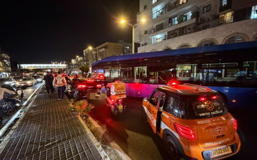 إصابة سائق (64 عامًا)  بحادث تصادم بين حافلة وسيارة في بني براك