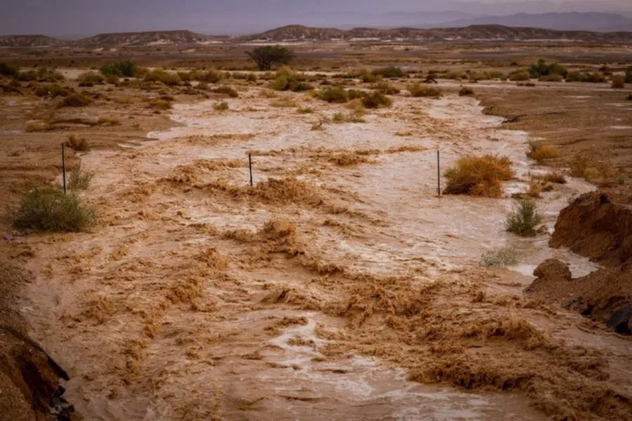 تحديث من الشرطة بشأن إغلاق طرق في الجنوب بسبب السيول وفتح طرق أخرى أمام حركة المرور