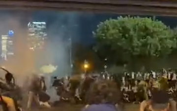 الشرطة تطلق قنابل صوتية وتغلق شارع 4 بالاتجاهين