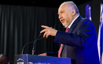 ليبرمان يستبعد الانضمام إلى نتنياهو: "لن نجلس لا مع بيبي ولا مع الطيبي"