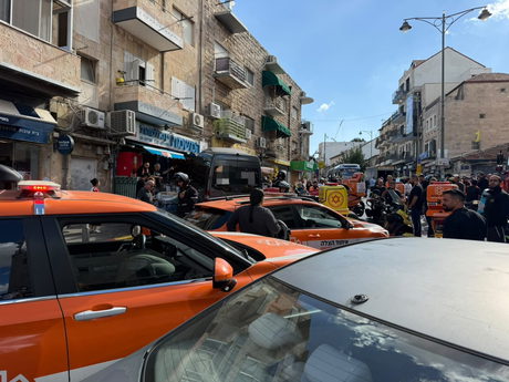 إصابة شابة بجراح حرجة جراء تعرضها للدهس من قبل حافلة في القدس.. الشرطة: السائق فقد السيطرة واصطدم بمتجر