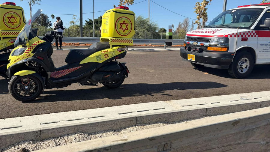 إصابة امرأة بجراح حرجة إثر حادث طرق بين مركبتين وحافلة على شارع 412 في المركز
